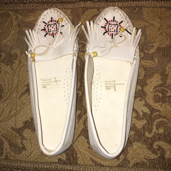 Embellished white sequin Flat Moccasins 9(M - Picture 3 of 8